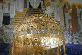 Wien - Kirche am Steinhof: Altar mit goldenem Baldachin / Zum Vergrößern auf das Bild klicken