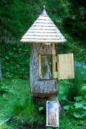 Bienenlehrpfad Reith, Tirol - Bienenbehausung Baumstamm / Zum Vergrößern auf das Bild klicken