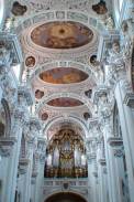 Passau, Deutschland - Stephansdom: Deckengewölbe mit Orgel / Zum Vergrößern auf das Bild klicken