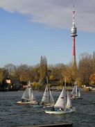 Donauturm - Foto mit Alter Donau / Zum Vergrößern auf das Bild klicken