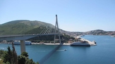 © 55PLUS Medien GmbH, Wien / Dubrovnik, Kroatien - Brücke über Bucht / Zum Vergrößern auf das Bild klicken