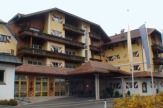 Alpine Luxury Hotel Post, Lermoos - Eingang / Zum Vergrößern auf das Bild klicken