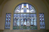 55PLUS Wien - Kirche am Steinhof: Glasfenster mit Heiligenfiguren von Koloman Moser / Zum Vergrößern auf das Bild klicken