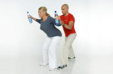 Fitness-Übung indoor mit Flaschen