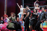 Wiener Stadthalle - Musical Grease: Danny und Sandy, umrahmt von Ensemble