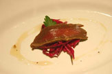 55PLUS Restaurant Kurz, Hausgeräucherter Hirschrücken auf mariniertem Rotkraut mit Wacholderhonig / Zum Vergrößern auf das Bild klicken