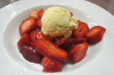 Erdbeeren mit Holundergelee und Vanilleeis