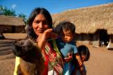 Indianische Mutter mit Kind, Brasilien / Zum Vergrößern auf das Bild klicken