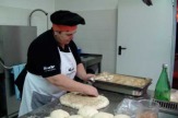 Buje, Kroatien - Casa La Parenzana: Maria beim Brotbacken