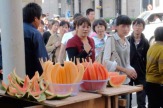 Shanghai, China - Melonen am Sspiess / Zum Vergrößern auf das Bild klicken