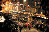 Nächtliche Parade auf der Grand Rue in Montreux, Schweiz / Zum Vergrößern auf das Bild klicken
