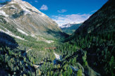 Glacier Express zwischen Schweizer Berge / Zum Vergrößern auf das Bild klicken