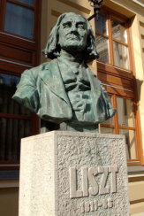 Foto © Edith Spitzer, Wien | www.55PLUS-magazin.net / Sopron, Ungarn - Liszt-Denkmal / Zum Vergrößern auf das Bild klicken
