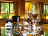 Gartenhotel Theresia, Saalbach-Hinterglemm - Speisesaal mit Stilleben / Zum Vergrößern auf das Bild klicken