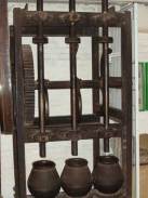 Hamburg, Deutschland - Gewürzmuseum: Stampfmaschine für Gewürze / Zum Vergrößern auf das Bild klicken
