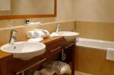 Lindner Hotel & Spa - Die Wasnerin, Bad Aussee: Badezimmer in der Suite / Zum Vergrößern auf das Bild klicken