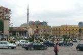 Tirana, Albanien - Verkehr am Hauptplatz / Zum Vergrößern auf das Bild klicken