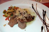 Trüffelmenü La Parenzana, Buje, Kroatien - Rindfleisch mit Gemüse und weißen Trüffeln / Zum Vergrößern auf das Bild klicken